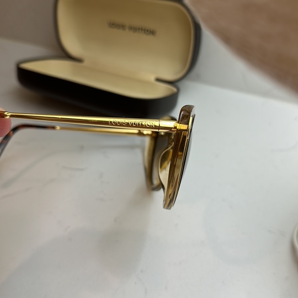 Louis Vuitton Willow Sunglasses - Picture 4 of 8